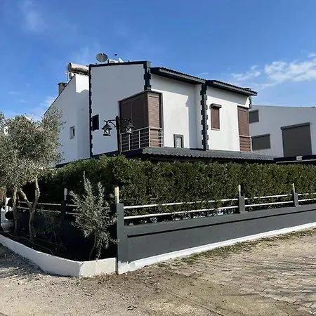 Denizin Dibinde Oezel Havuzlu سفيريهيسار